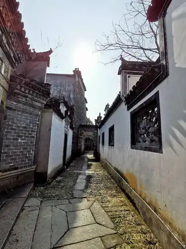 青瓦,白墙,马头墙,砖木石雕是徽派建筑的基调.