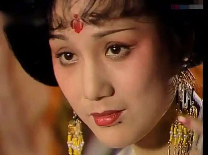 2001年,《康熙王朝》正式开拍,女演员李建群饰演"容妃",却遭到"惠妃"