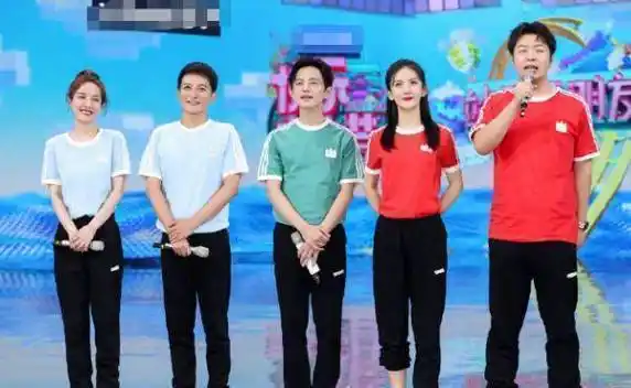 的《快乐大本营》主持履历是不匹配的,尤其是还跟着何炅谢娜那么多年