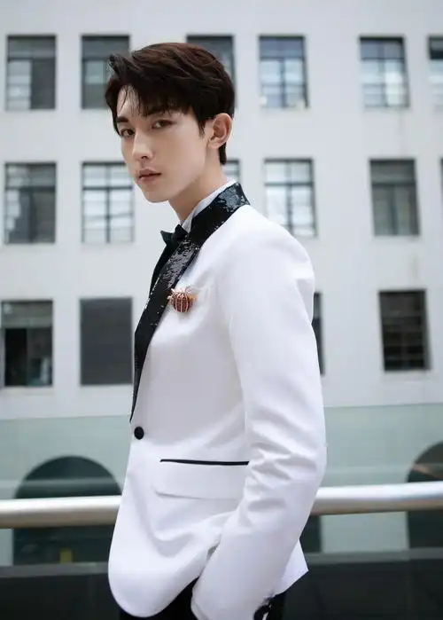 郭俊辰黑白西装 尽显儒雅绅士魅力