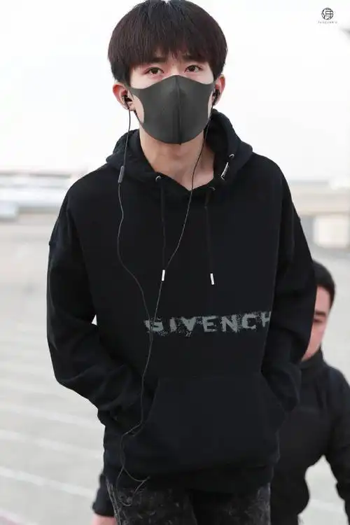 易烊千玺穿破洞裤现身口罩遮面潮范儿十足