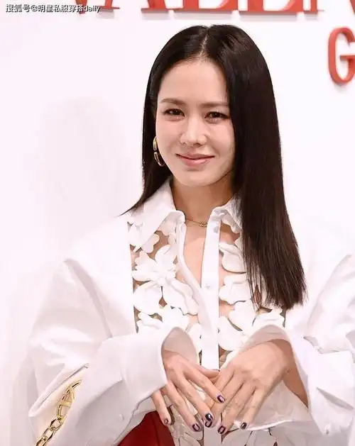 42岁孙艺珍生图曝光真实状态皮肤紧致有细纹穿白裙很温柔