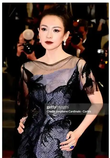 虽然章子怡已经45岁了,但她看上去跟38岁的杨幂一样漂亮有魅力