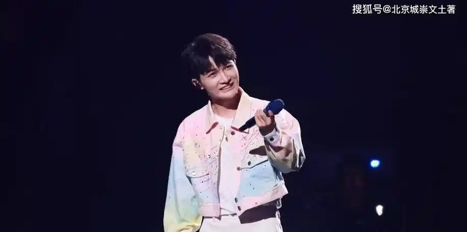 周深九周年演唱会:九语连唱英文经典,震撼全场,唱跳舞台引热议_歌迷