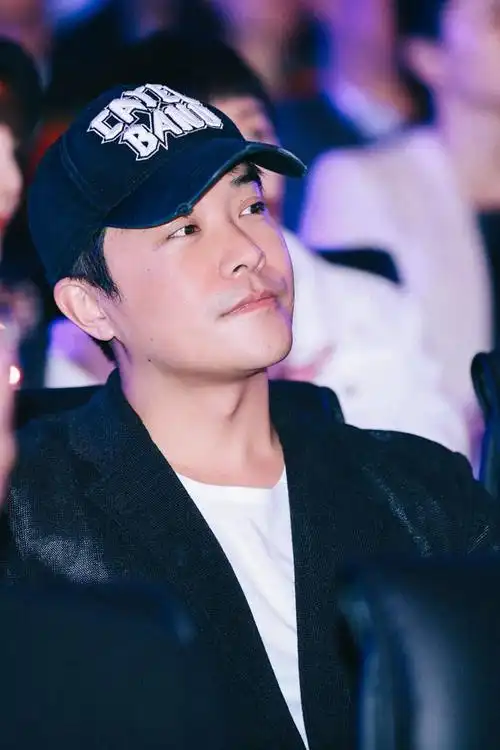 陈思诚获中影"突出贡献奖" 不忘创作初心逐梦前行