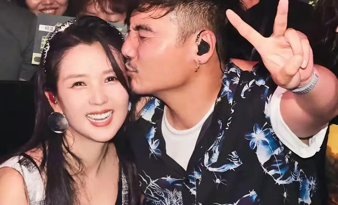 何洁广州演唱会罕见与老公刁磊同台,何洁笑得那么灿烂,可见赫子铭确实