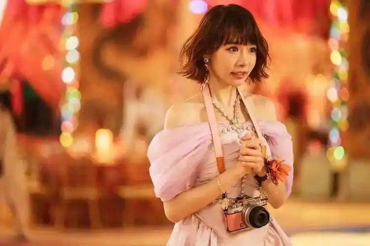 在续集中,黄子华饰演的大佬陈鸿,飞了去非洲,为的是和女友喵喵分手.