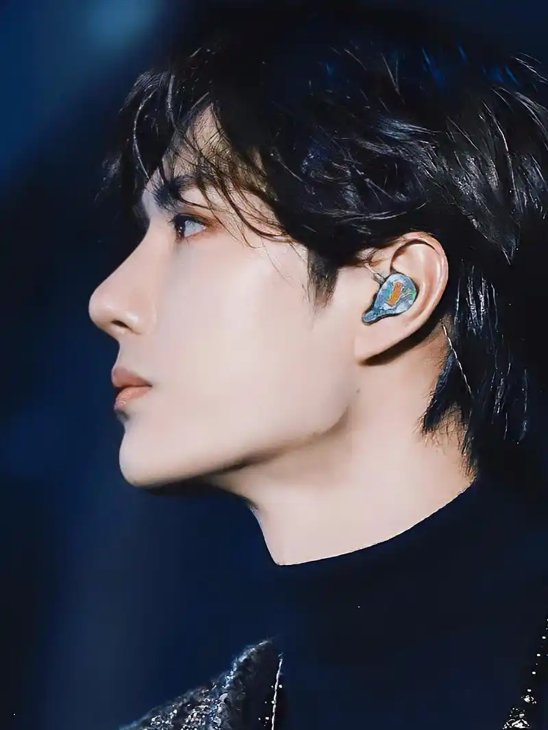 美人自带内双凤眼,王一博的高级感不在于p图双眼皮,原图洗眼!