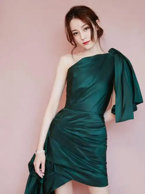 迪丽热巴新刘海配小花裙气质大变,上演"眼镜杀"与杨幂斗美?