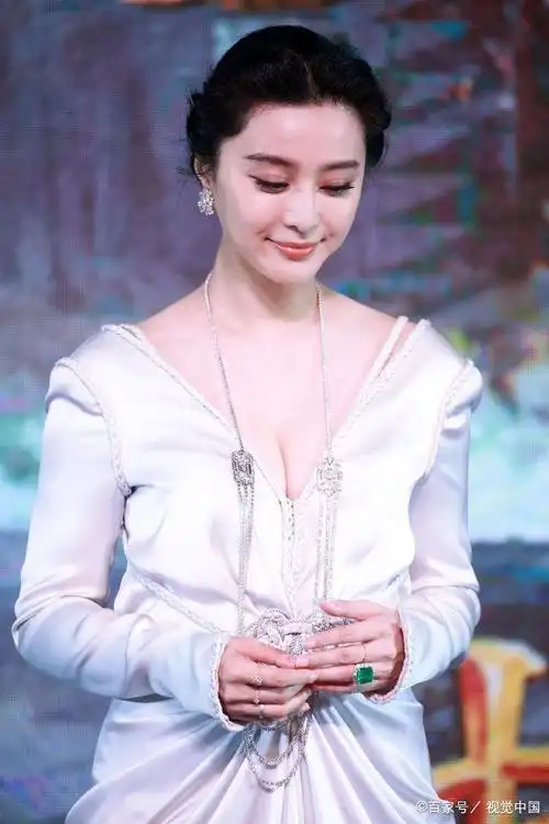 范冰冰也胖了?穿白色露背礼裙勒出赘肉,真是不太美