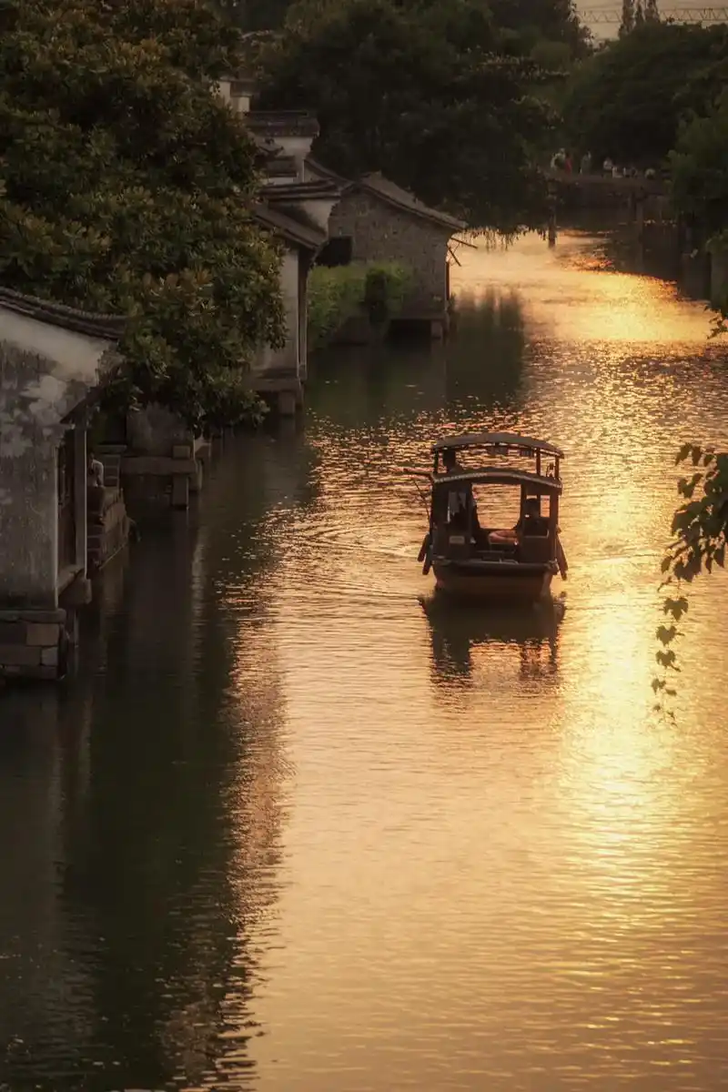 江南水乡—乌镇.景点简介:乌镇位于浙江嘉兴的桐乡市,主要的景 - 抖音