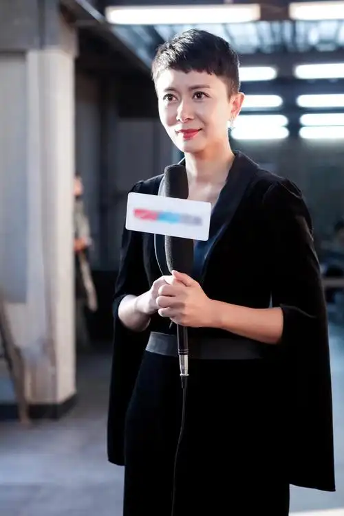 张恒出席中国时装周大秀 丝绒套装自信优雅气场全开