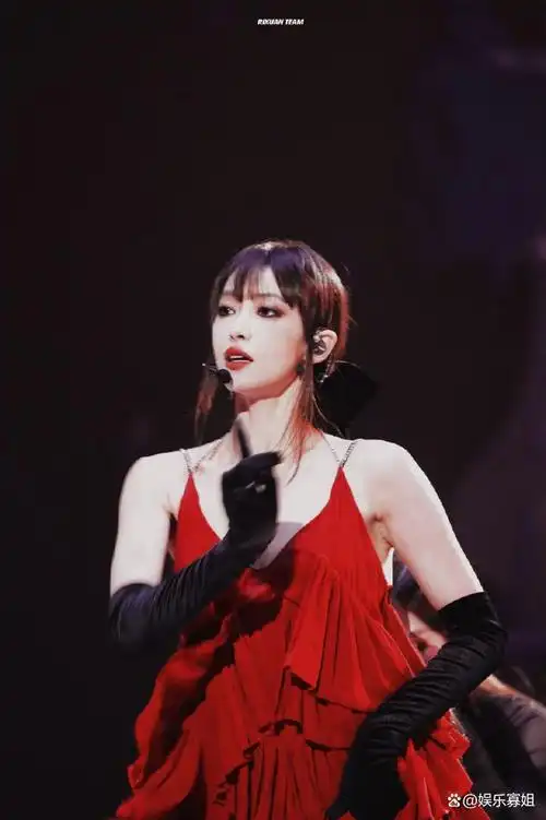 今晚举行的星光大赏,宋茜身穿红色吊带短裙,黑色丝绒长手套,搭配魅惑