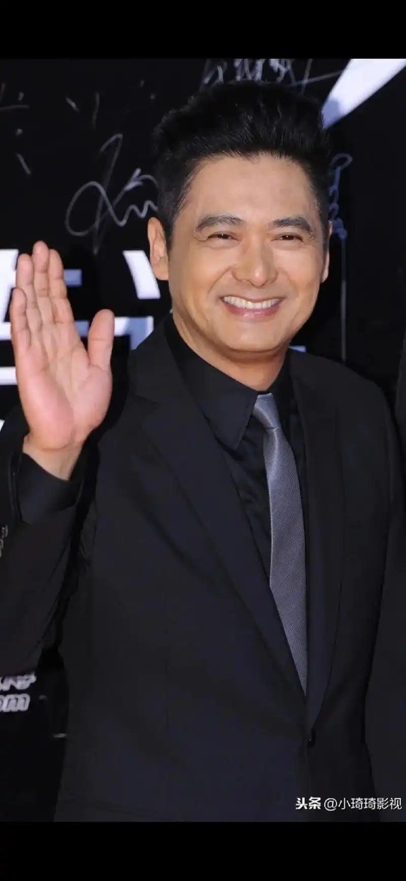 八十年代年青人的崇拜偶像,影视明星周润发现在已是66岁满头白 - 抖音