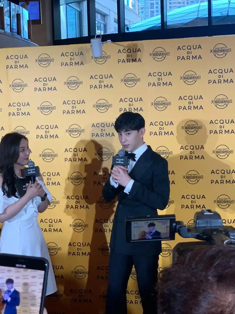 活动现场偶遇邓伦