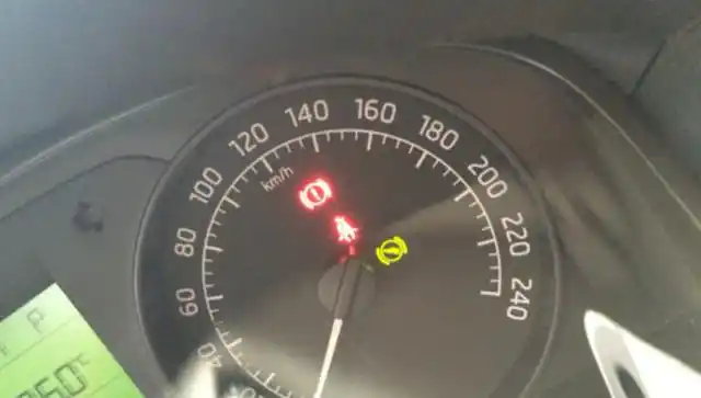 制动器机油不足时点亮的故障指示灯是支架.