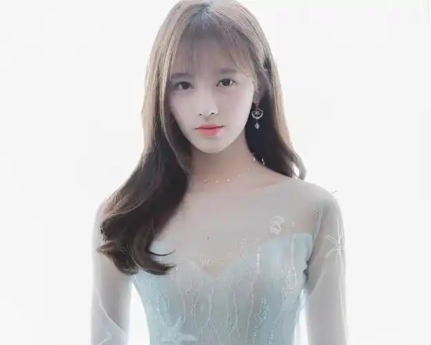 鞠婧祎,一个让人一听到就会想起她美丽的笑容,动听的歌声,精彩的演技