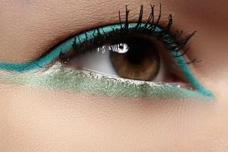 优雅的美丽女性的眼睛与时尚趋势薄荷色眼影, 眼线笔的特写镜头.