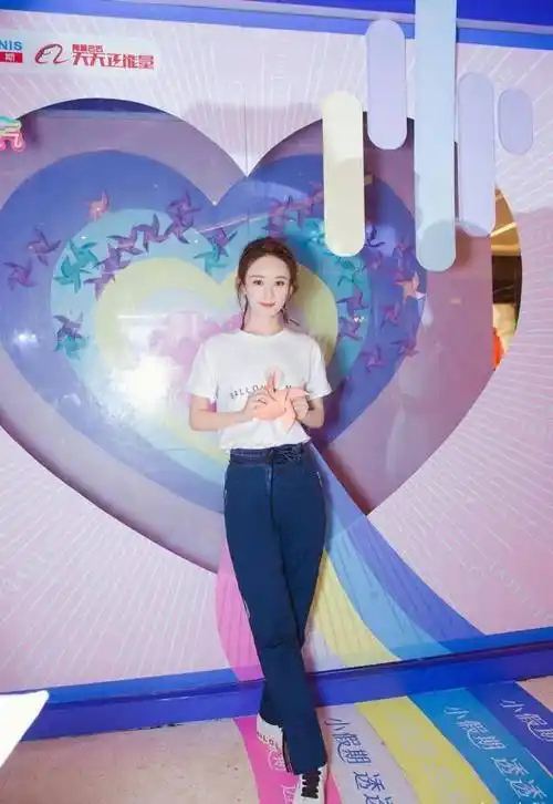 赵丽颖最新穿搭资讯,露肩上衣加黑色皮裤,酷girl来袭,你喜欢吗_的设计