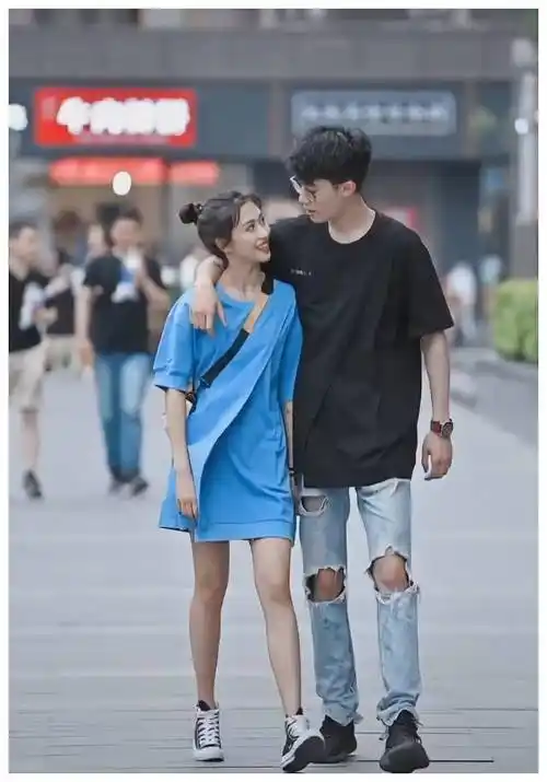 情侣穿同款t恤,她因一条"隐形裤",腿长不比高20cm男票短_t恤_穿着