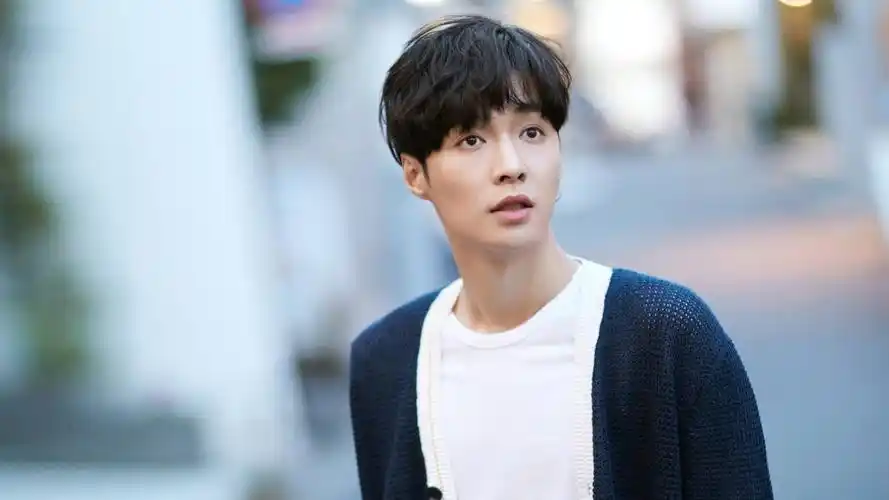 张艺兴街拍明星风尚壁纸