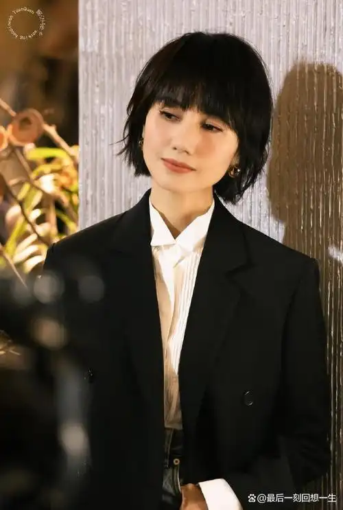 袁泉穿搭教科书!西装牛仔喇叭裤演绎职场时尚,优雅知性迷倒众人