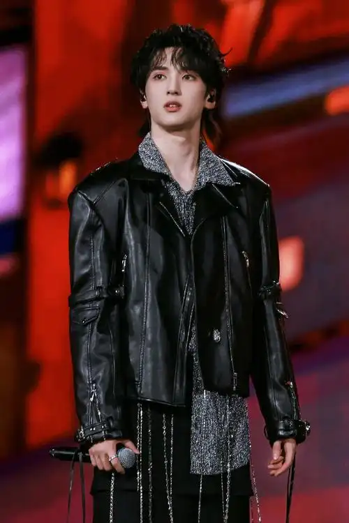 严浩翔超话  时代少年团严浩翔 in uhot 《时空旅人》私人定制