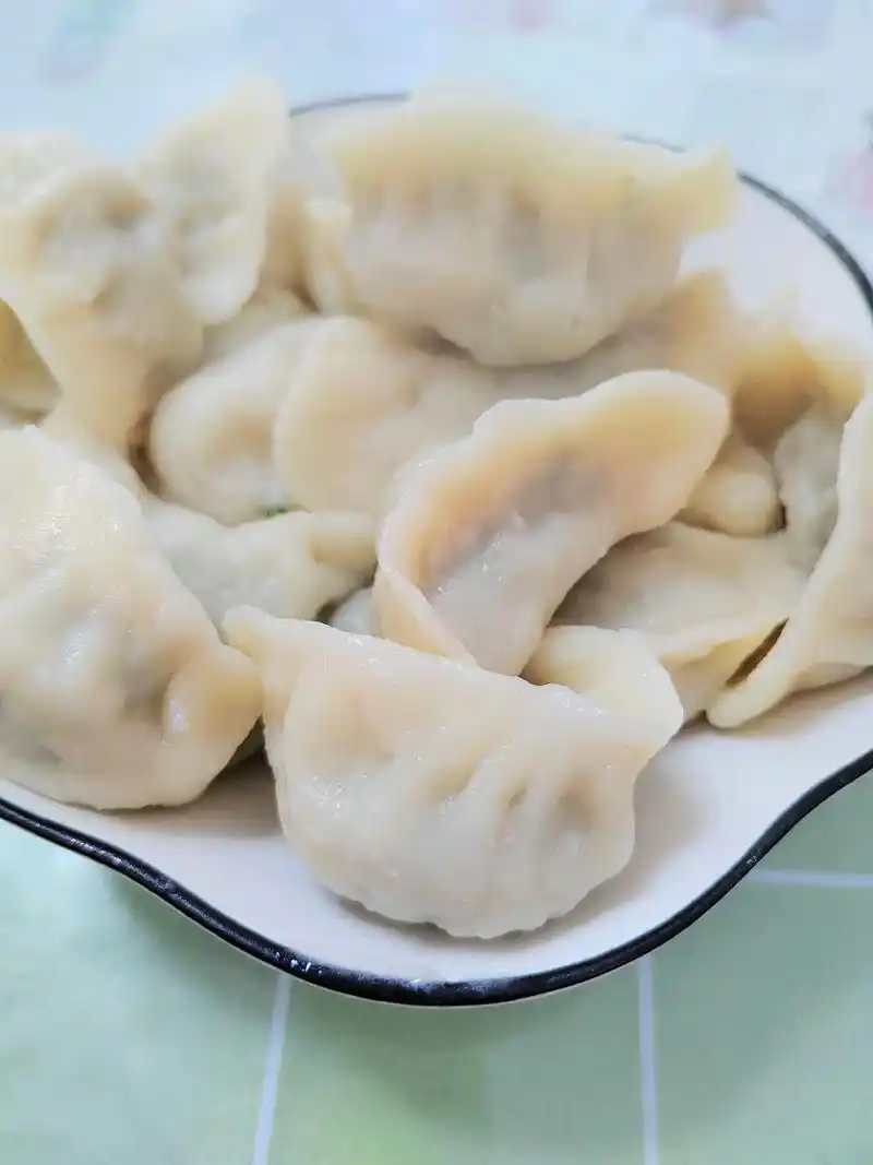 舌尖上的美食—荠菜馅饺子.皮薄馅大,美味好吃!#纯手工制作美 - 抖音