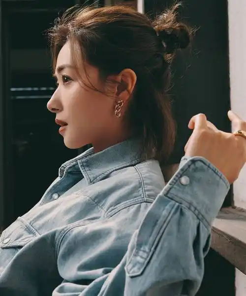 万茜黑色高开叉连衣裙高跟鞋写真,优雅迷人.一头利落的短发,干练十足.