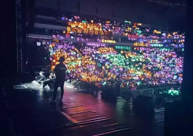 现在粉丝这么简单粗暴吗应援灯海把范丞丞都看哭了