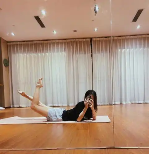 金晨大方晒练舞照 高难度动作引人惊叹|运动装|瑜伽垫_网易订阅