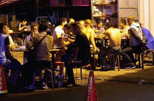 去青岛喝啤酒做一回地道的酒鬼