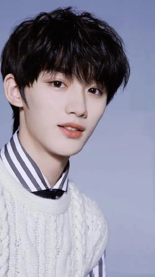 丁宝儿笑得好甜啊~#丁程鑫 花儿与少年