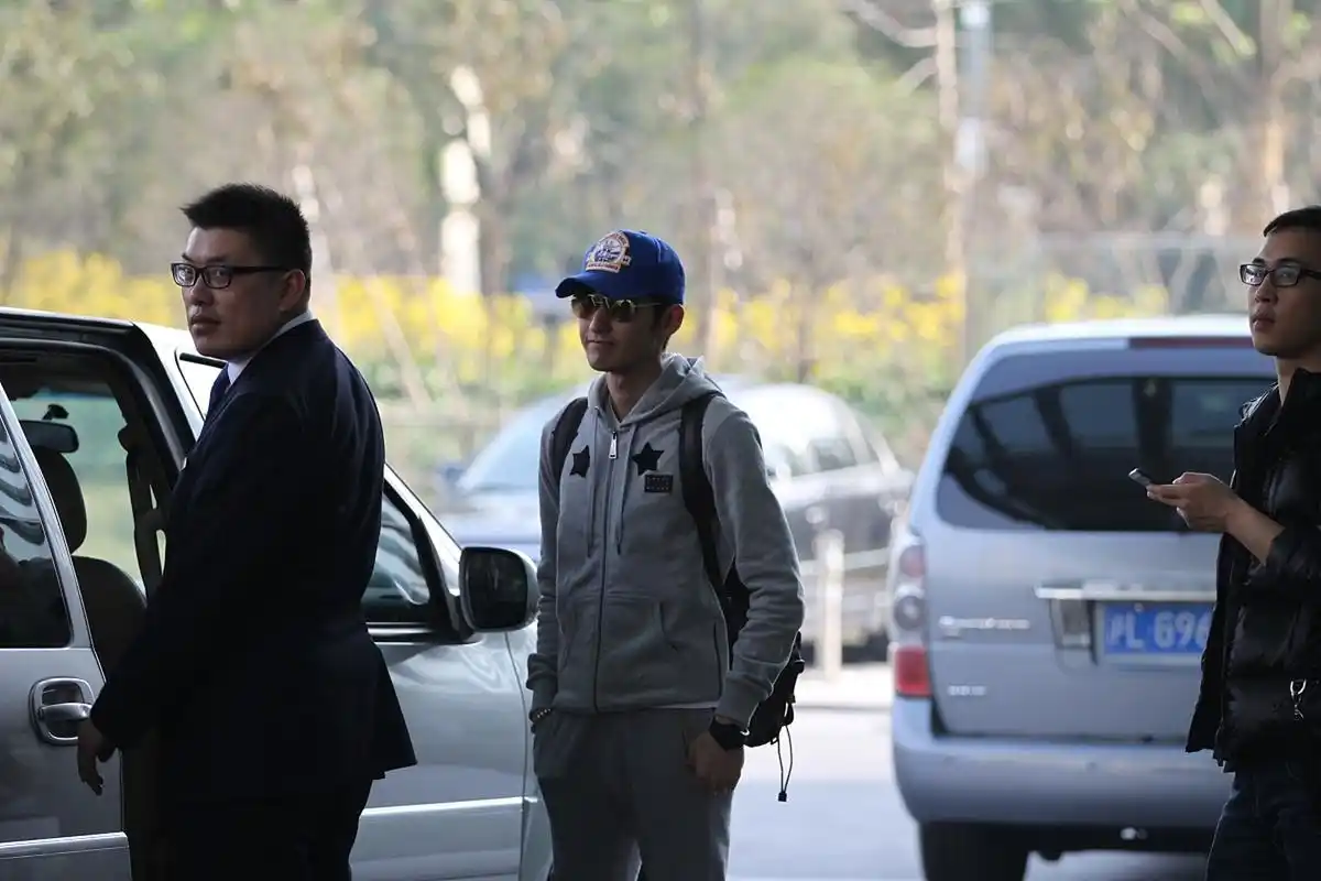 张翰工作室最近一直在招人,他前段时间被网友骂得快怀疑人生,气没