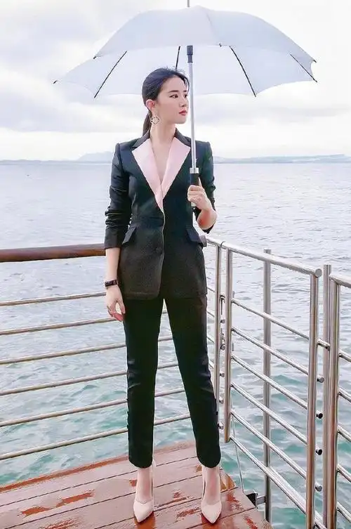 刘亦菲衣品不俗!穿衣优雅知性气质范,被称为时尚界的穿搭教科书