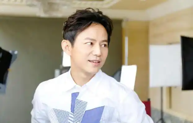 5位姓何的明星,何炅是《快乐大本营》的主持人,他的主持把风格,深受