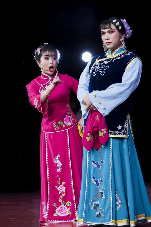 二人台《借冠子》演唱者;任亚君,杨健