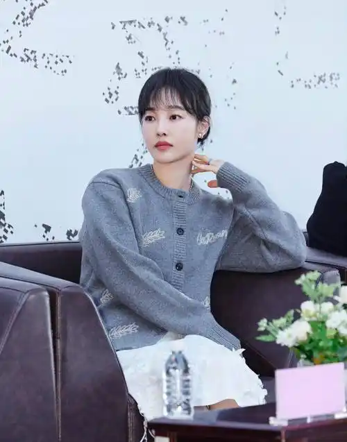 白百何"哈尔滨大剧院"亮相,开衫配白裙温婉又秀气,39岁也很美_款式