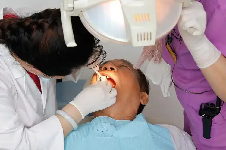 7旬高龄老人为精工种植牙点赞 好牙享好口福——广州德伦口腔