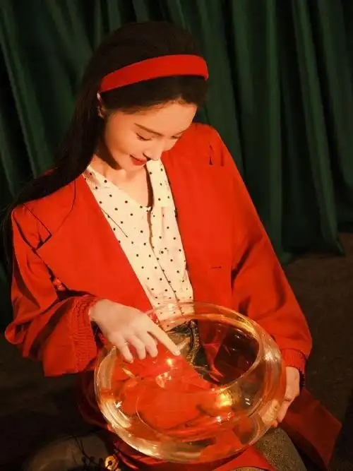 马燕双马尾年代证件照好贴角色啊,感觉金晨真的是生活在那个时代的人