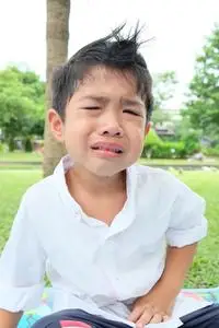 小男孩在公园里哭照片