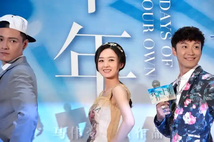 赵丽颖何炅当街激吻 网友:小伙伴们惊呆了_央广网