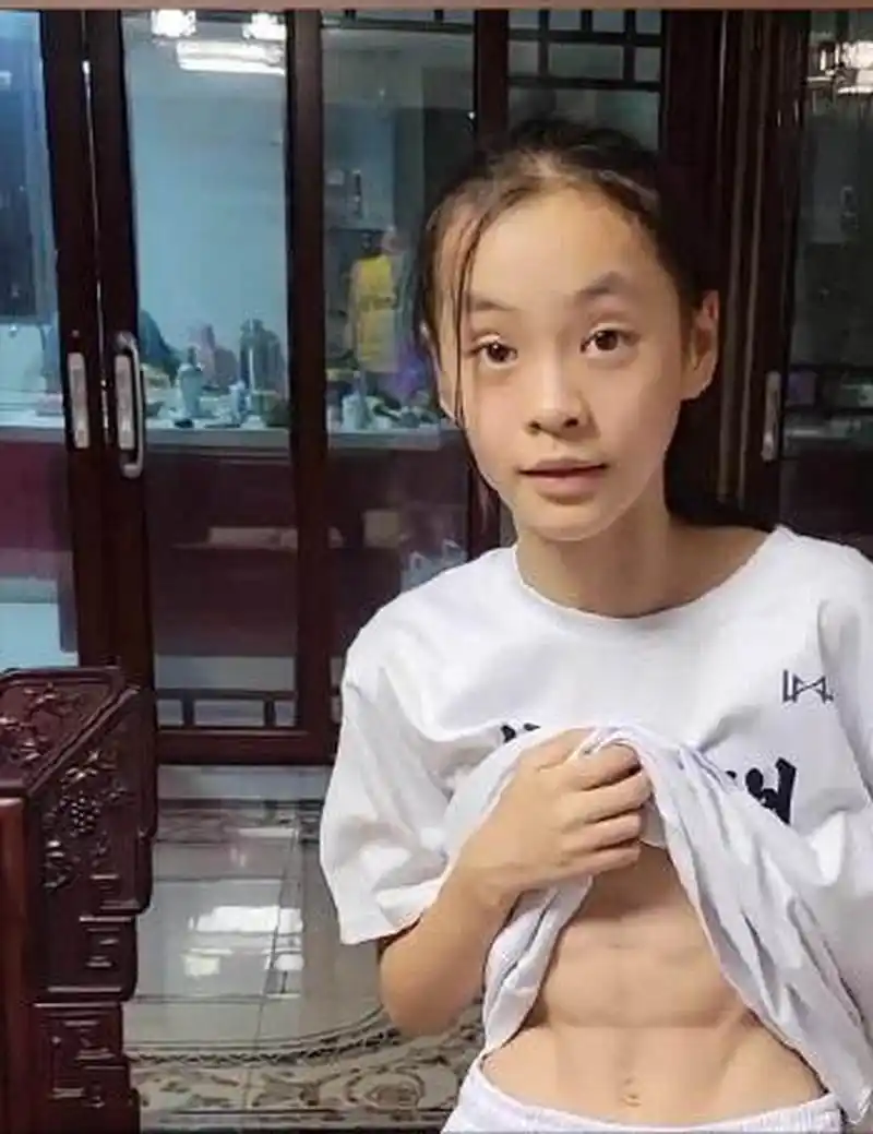 6月23日,安徽合肥,小学女生有八块腹肌引发热议.