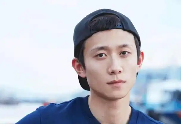 那一日,张一山的名字如春风般再次席卷了整个网络空间,掀起了一股热议