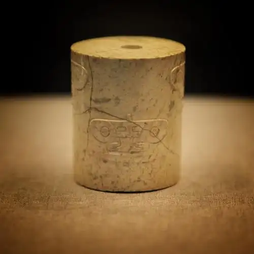 [新石器时代·良渚文化] 玉柱形器 杭州市余杭博物馆藏