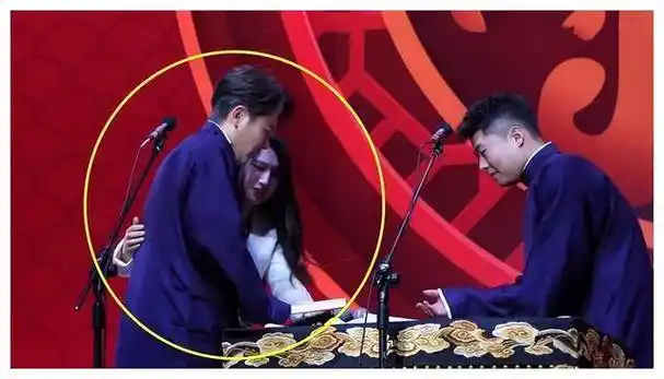 舞台事故不断,都能被轻松化解,孟鹤堂不愧是德云社的小机灵_周九良