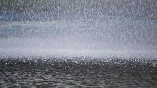 那一夜,下着滂沱大雨,雨水就从头顶上青灰色的瓦砾