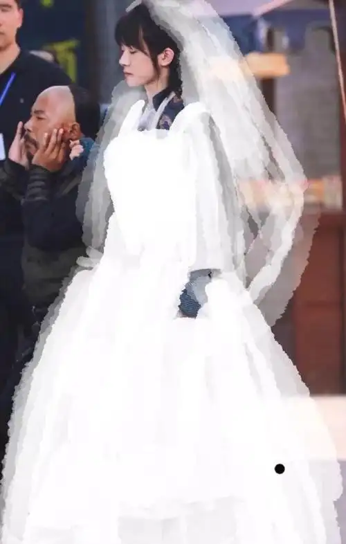 易烊千玺的白纱上满满的都是爱心,这笑的也太好看了吧.