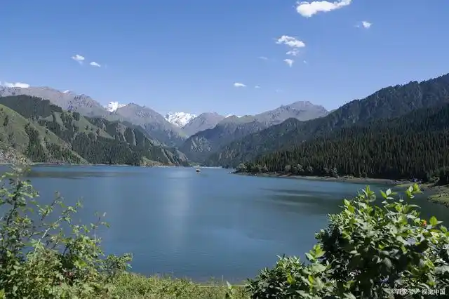 天山天池位于维吾尔自治区,它是一个以山和湖为中心的自然风景区.