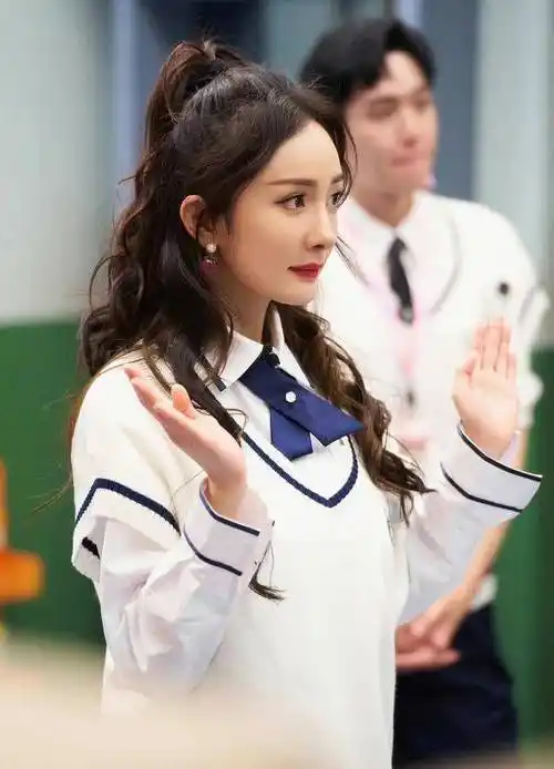 发型也是不容忽视的环节,由于杨幂本人的气质比较御姐,所以在打造学生